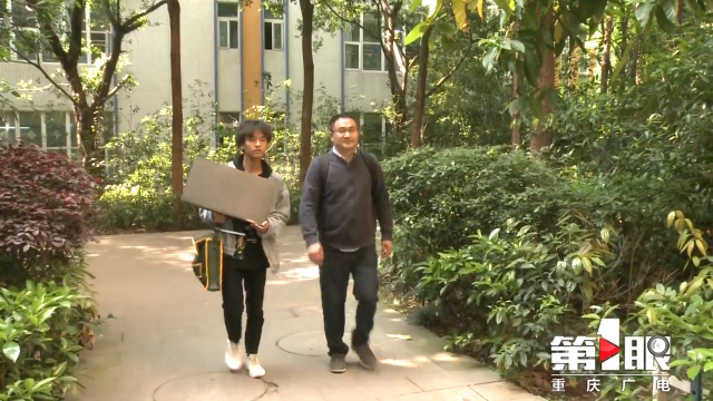 男人在树林旁的路上走描述已自动生成 男人在树林旁的路上走描述已自动生成