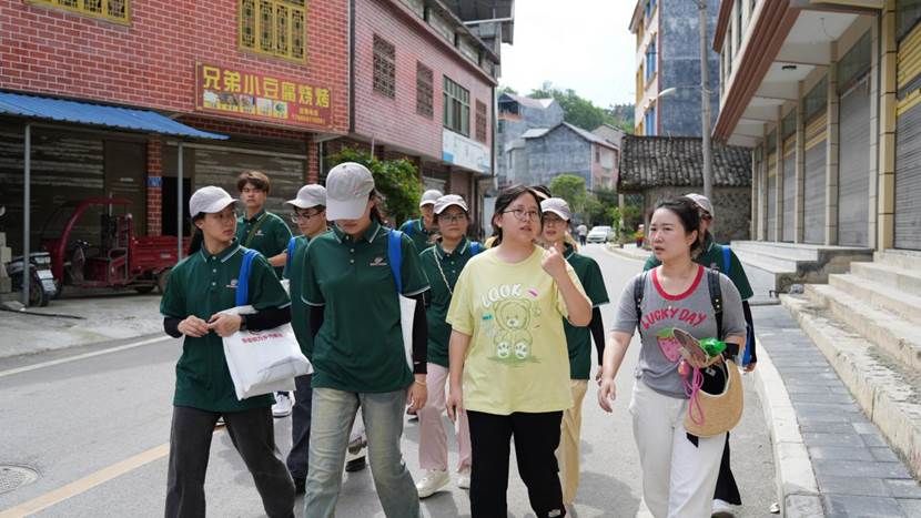 图2 冉芳菲向实践队员介绍当地普通话推广及红色旅游发展的基本情况 图2 冉芳菲向实践队员介绍当地普通话推广及红色旅游发展的基本情况